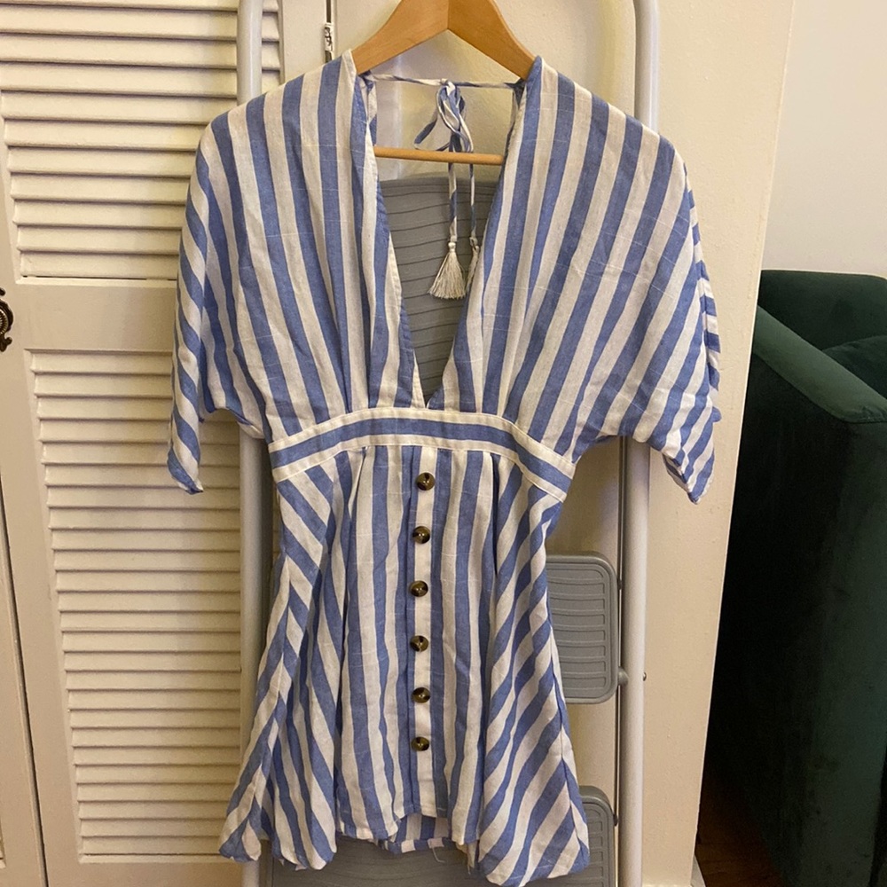 Cute summer dress with deep neck and open back with tie. Size: small